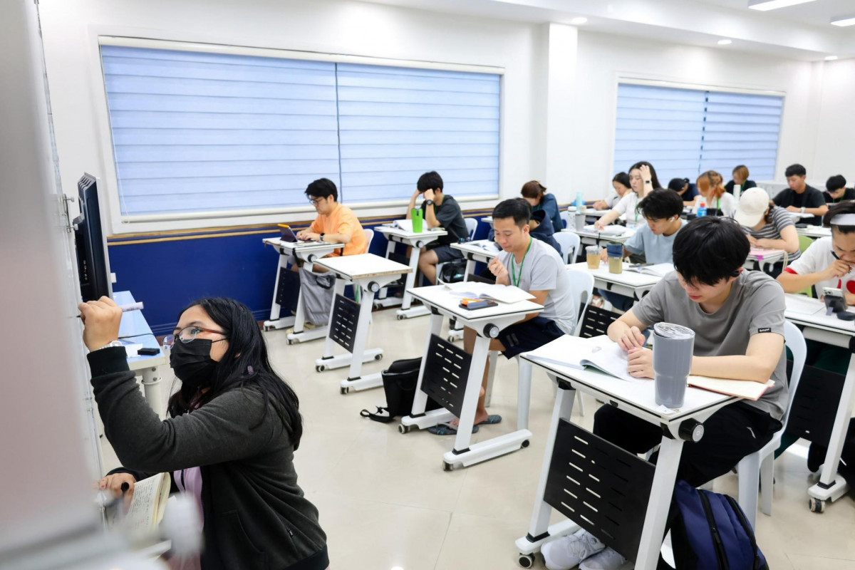 宿霧 PHILINTER 斯巴達課程的晚間輔導,學生坐在教室裡各自低頭寫題目