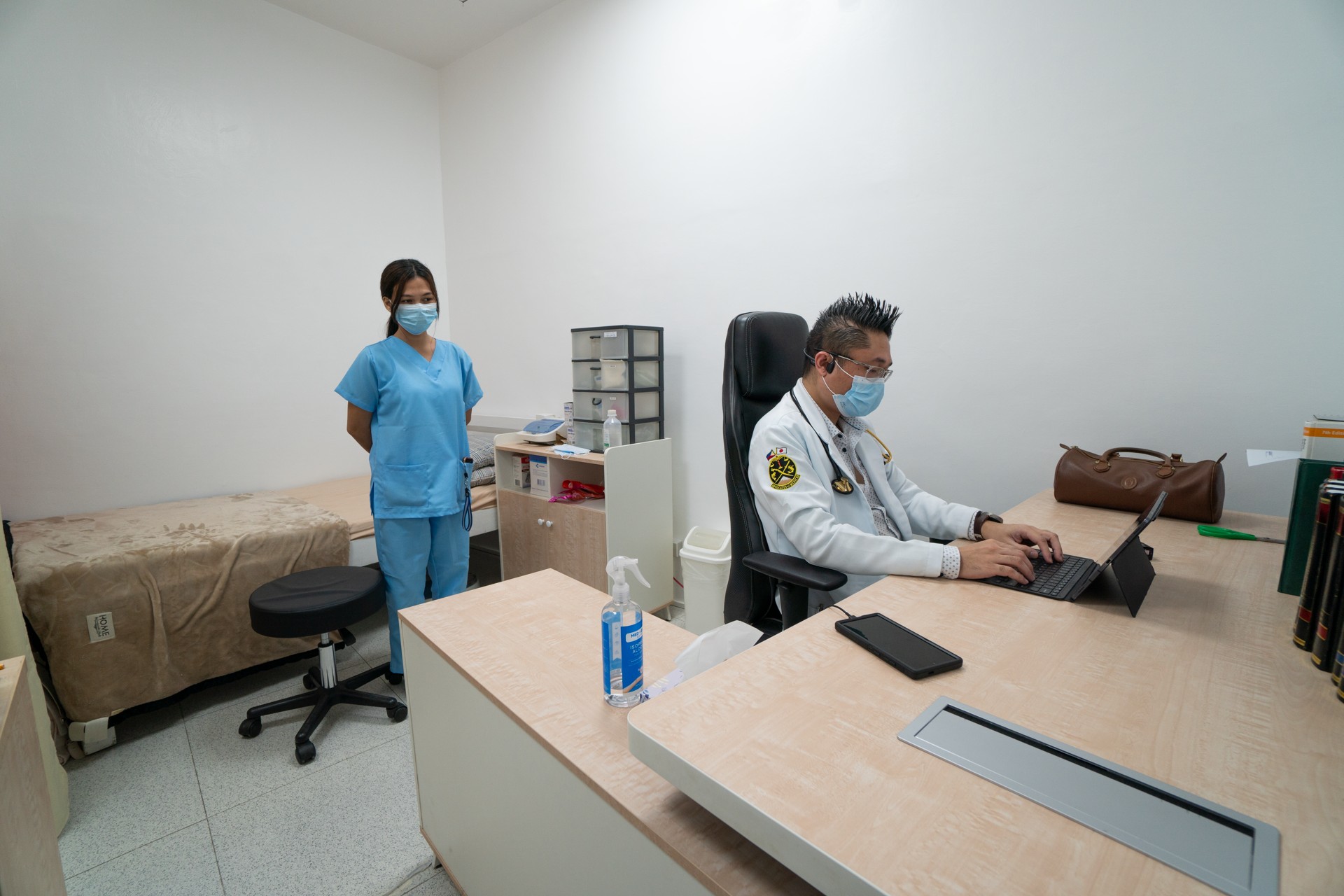 BFC 海濱校區的保健室,有診療床和護理人員