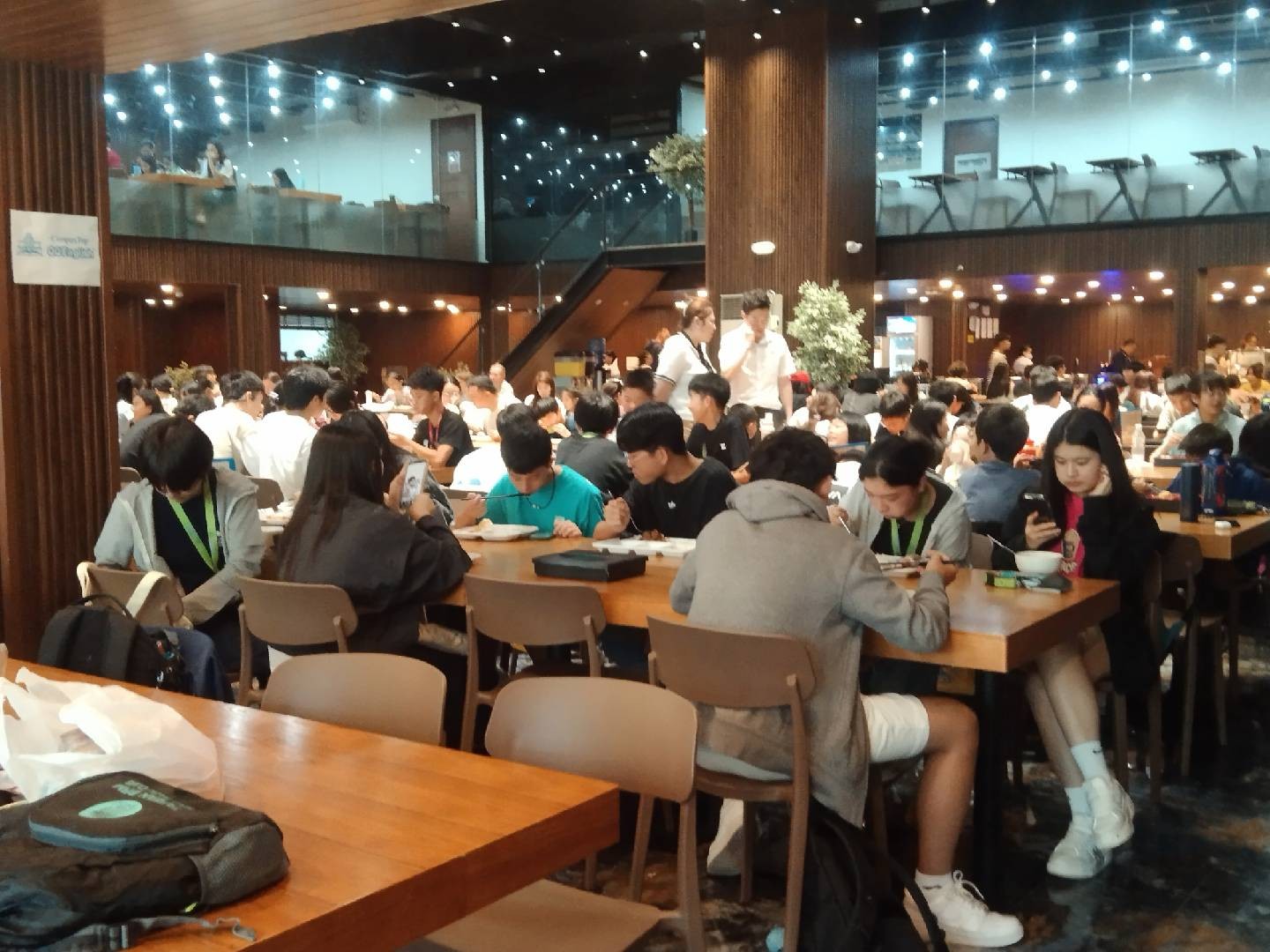 獨立營學員在 QQCafe 用餐(往年營隊)