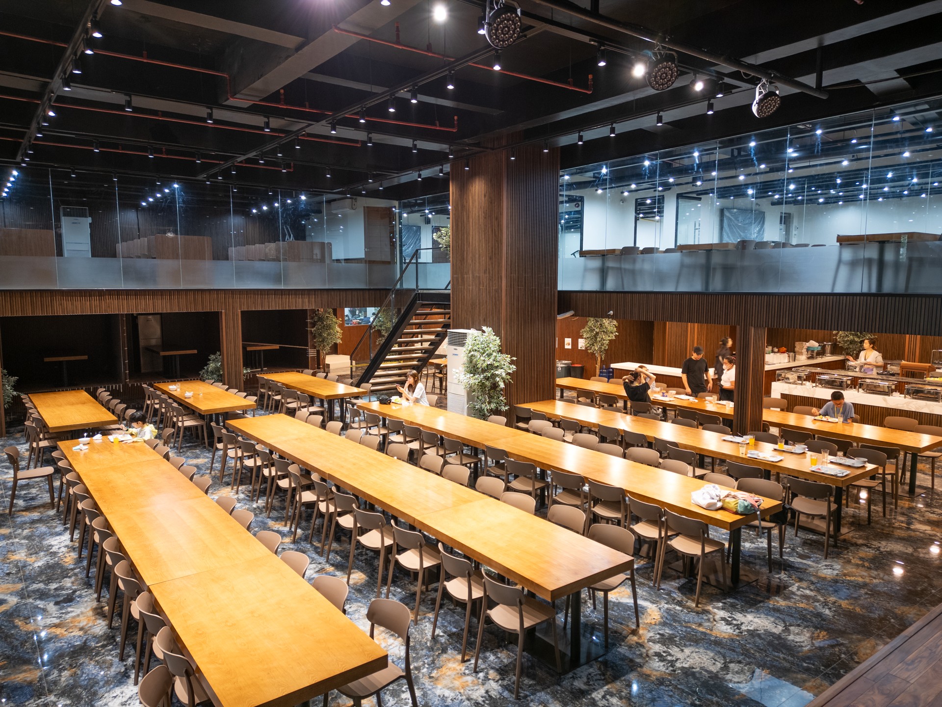 BFC 海濱校區的 QQCafe 餐廳長桌用餐區