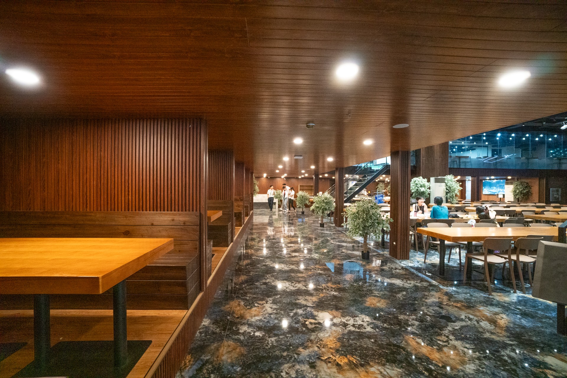 QQCafe 餐廳的木質卡座