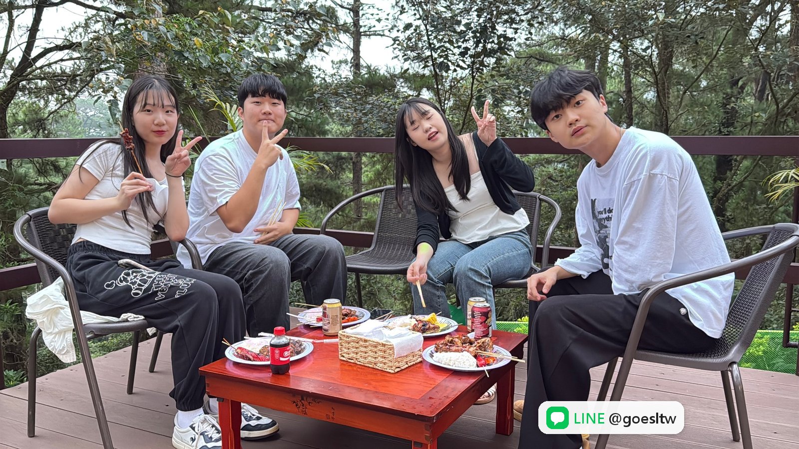 A&J 學生在松林旁木平台的烤肉派對