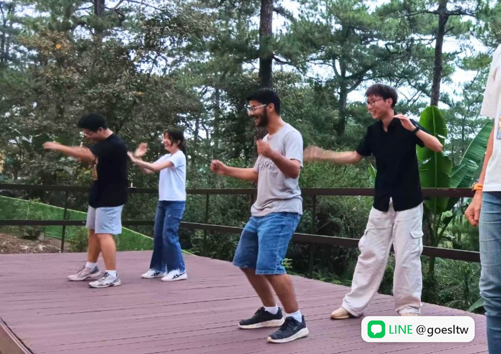 A&J 課外活動:學生在松林旁的戶外木平台一起練習動作