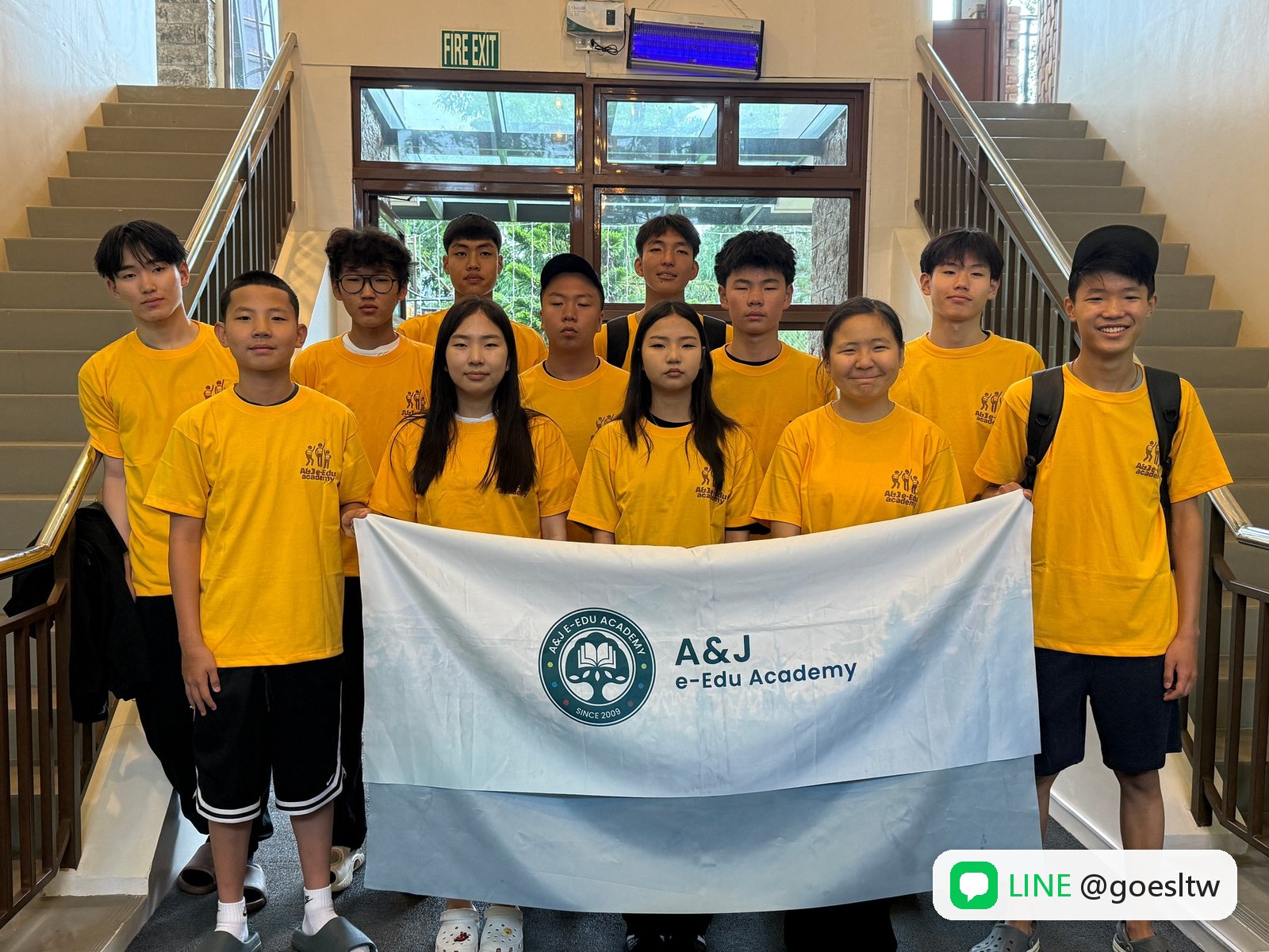A&J 青少年營隊學員拿著校旗合照