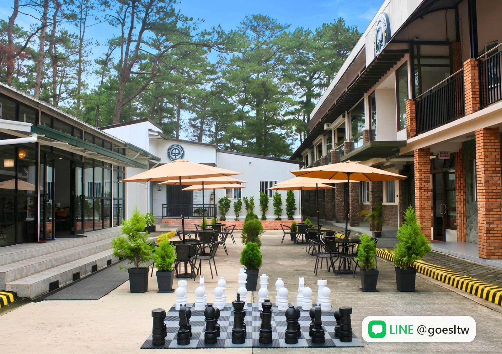 A&J 主大樓旁的中庭,有遮陽傘桌椅與大西洋棋