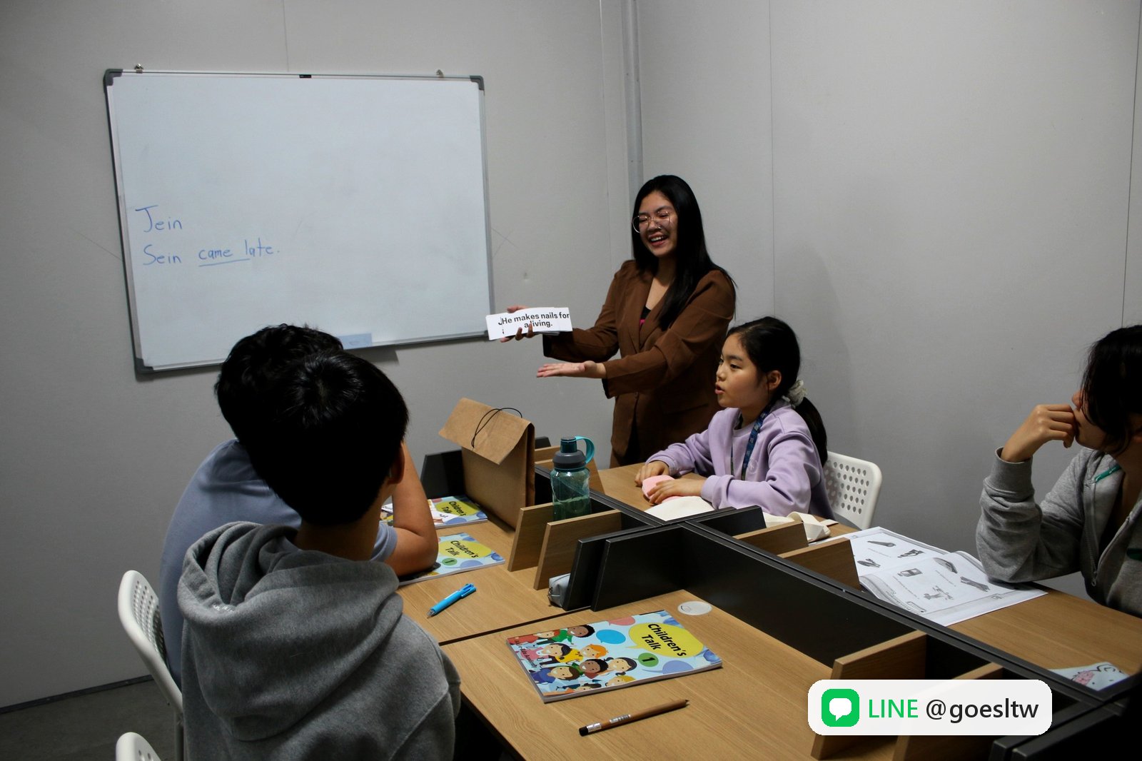 A&J 兒童團體課,老師拿字卡帶小朋友練習
