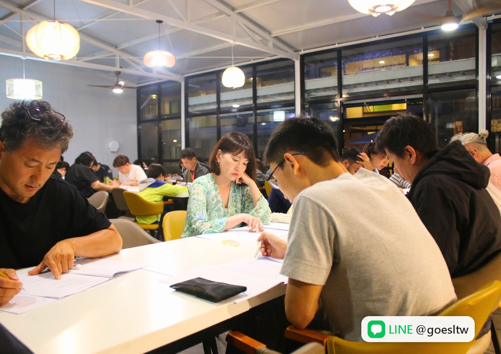 A&J 不同年齡的學生在餐廳一起參加定期測驗