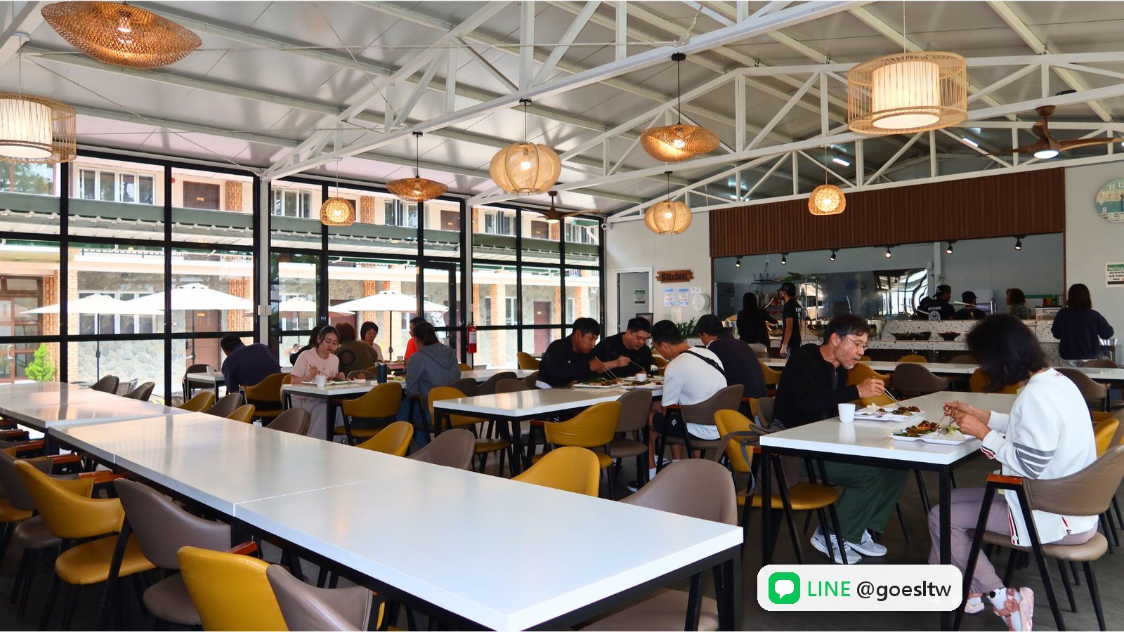 A&J 餐廳用餐區,學生在長桌用餐