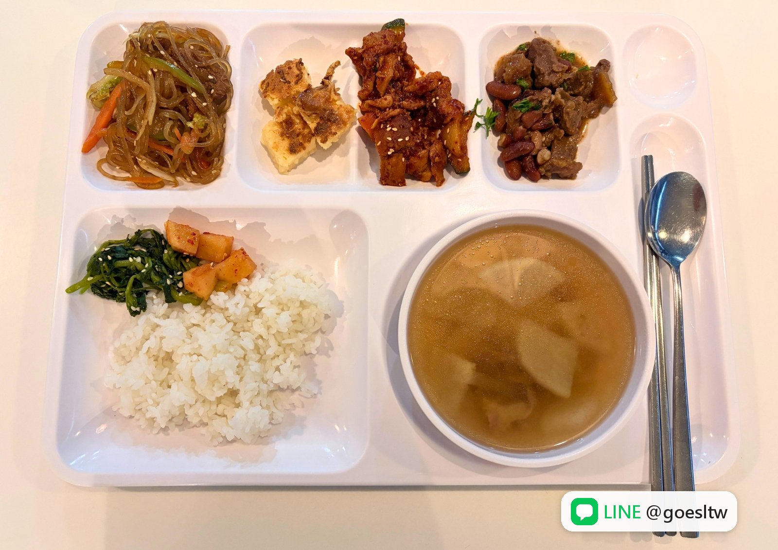 A&J 餐廳的一餐餐盤,配白飯和湯