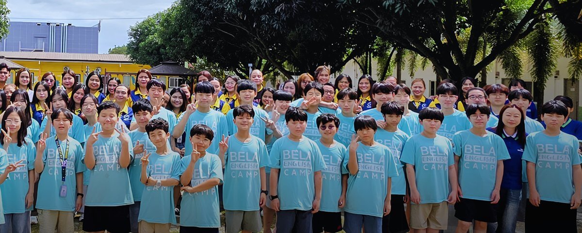 穿 BELA ENGLISH CAMP T 恤的營隊學員和老師在校園大合照(往年營隊)