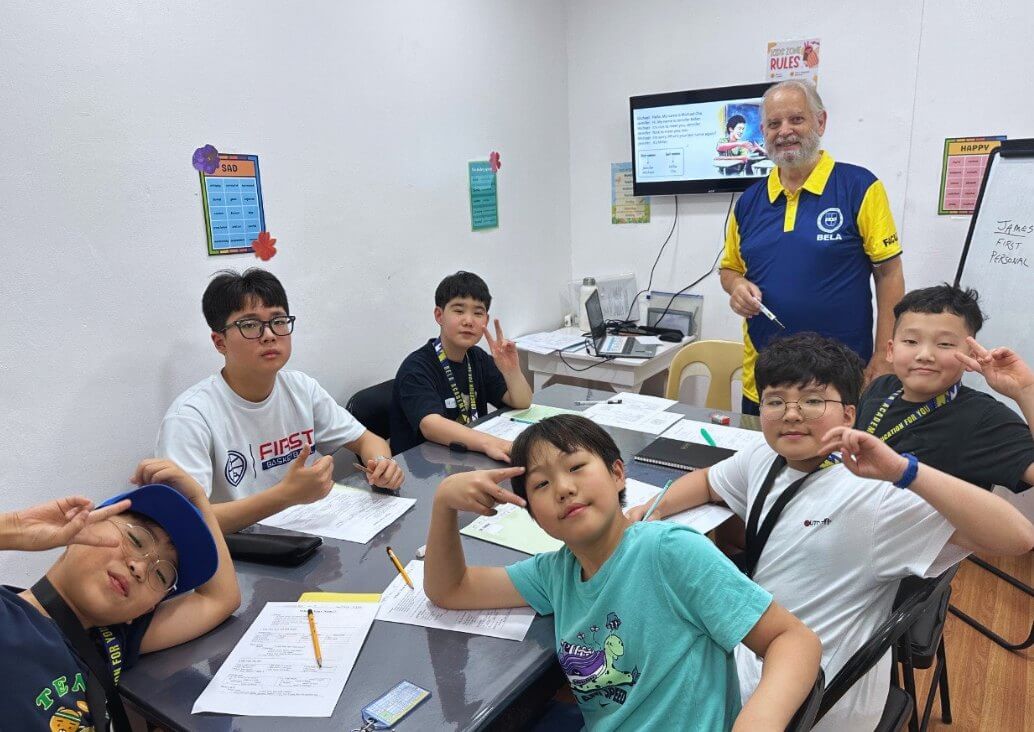 營隊學員圍著長桌上團體課(往年營隊)