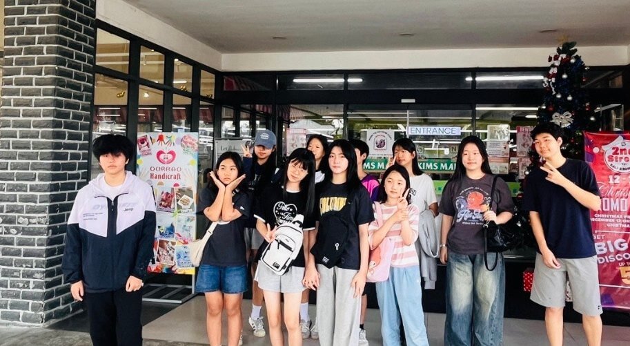 營隊學員在購物中心門口合照(往年營隊)