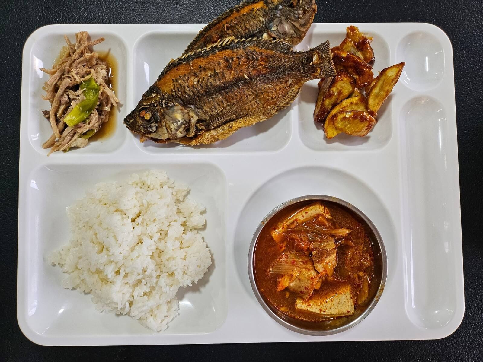 BELA 校園餐點:炸魚、白飯、湯和小菜