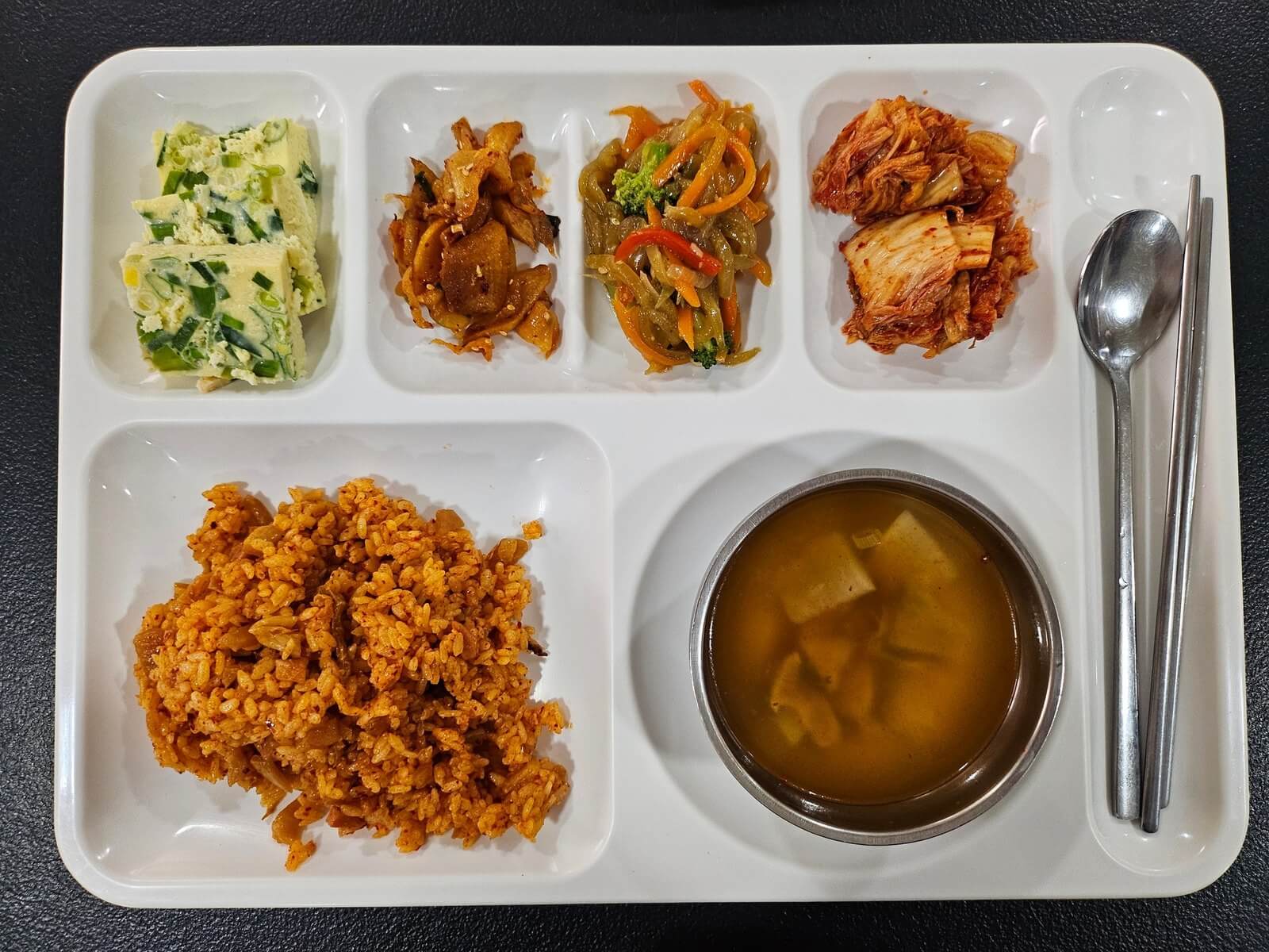 BELA 校園餐點:泡菜炒飯、蒸蛋、炒菜和湯