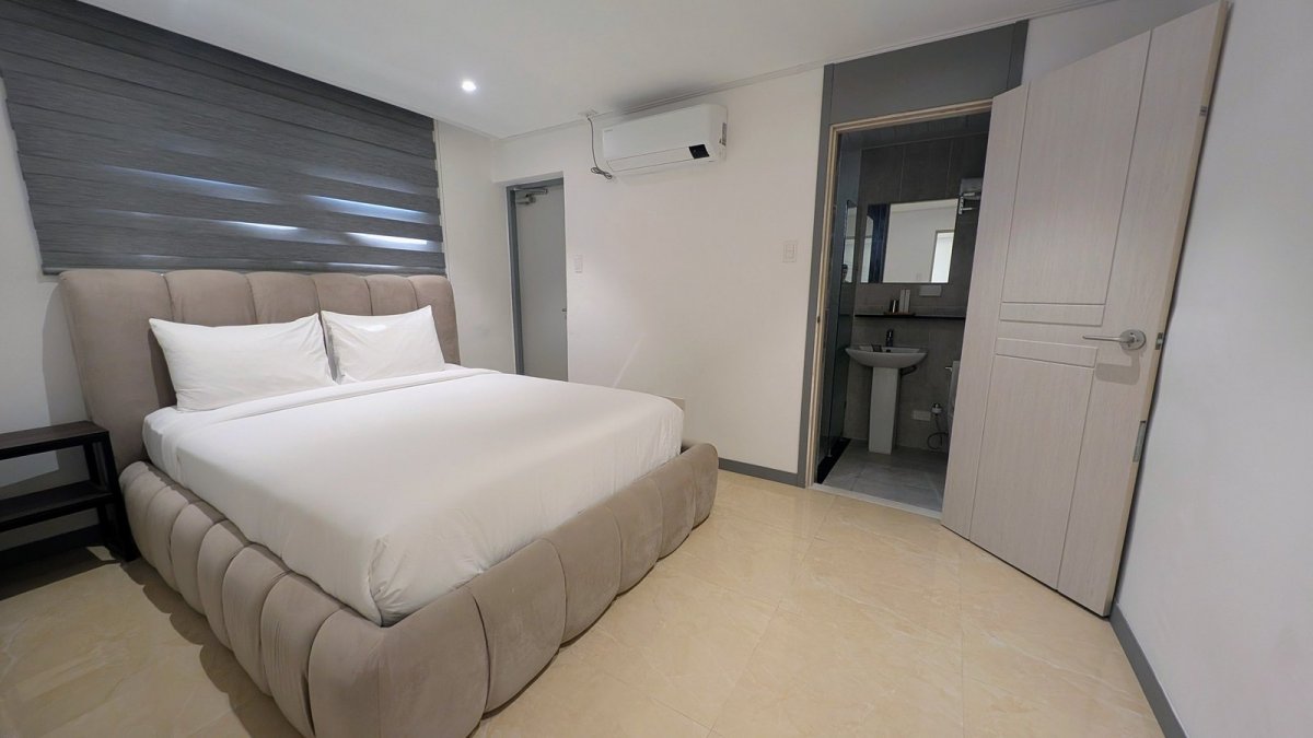 The Clover Hotel 套房臥室，每人一間臥室，附衛浴