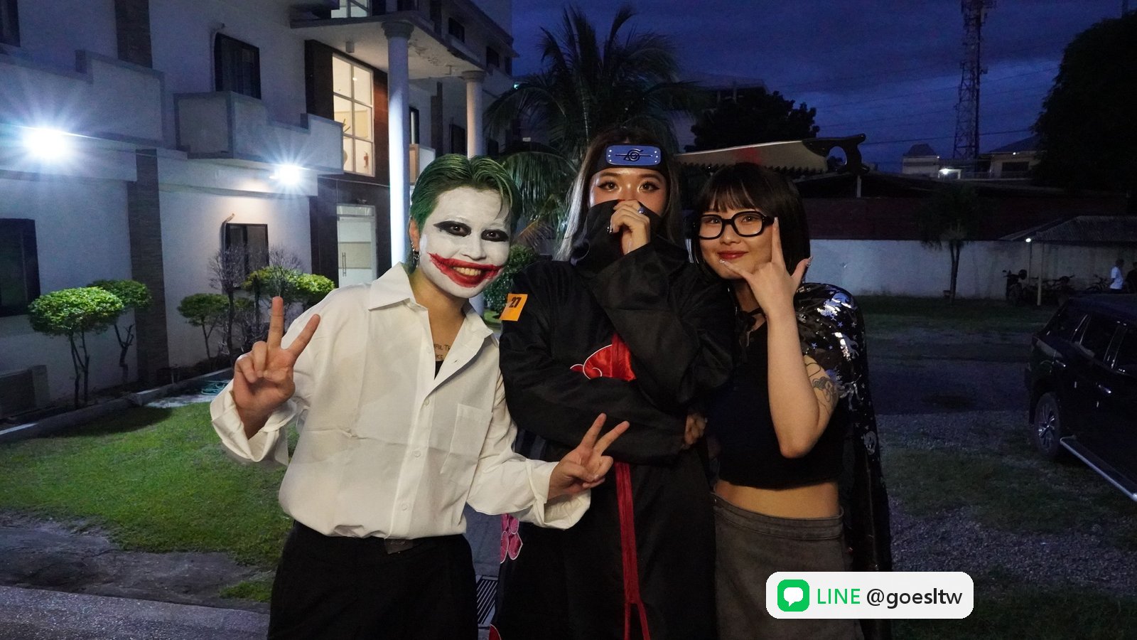 EG 扮裝派對上的學生合照