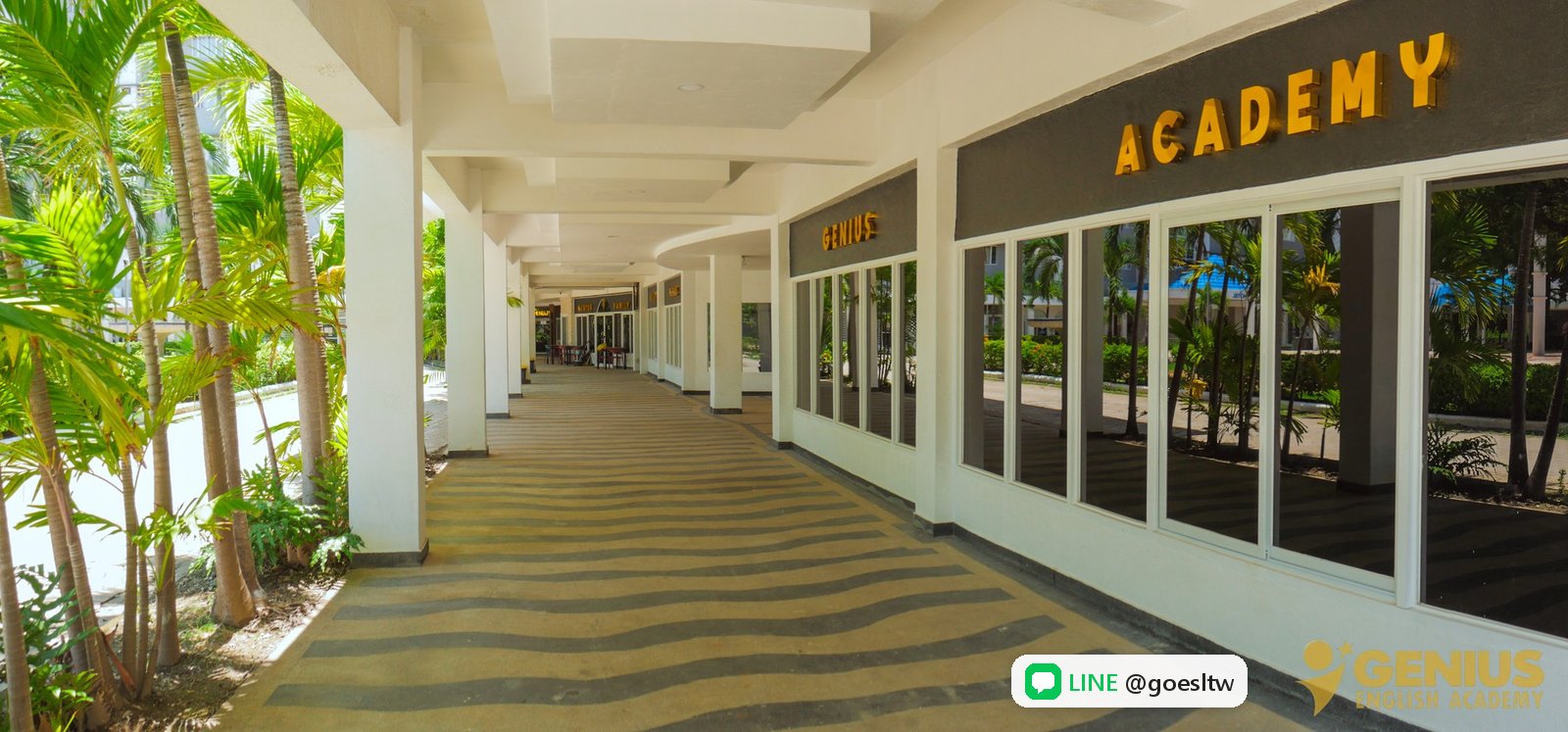 GENIUS 校舍旁的戶外走廊,一旁是椰子樹