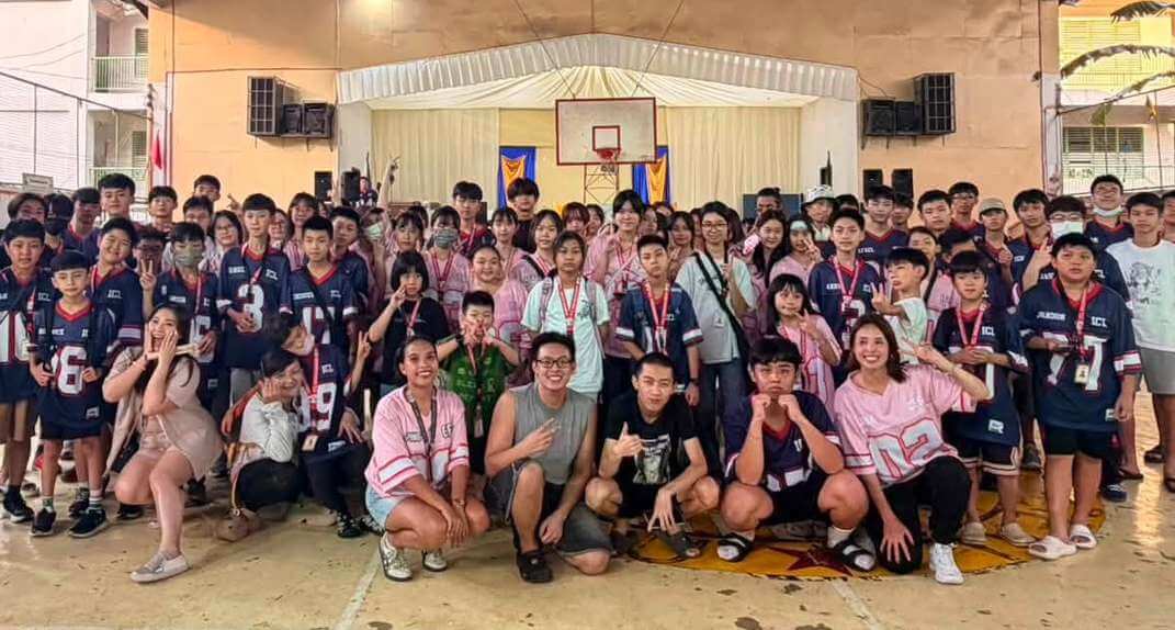 國際志工園遊會大合照:學生穿 ICL 球衣(往年營隊)