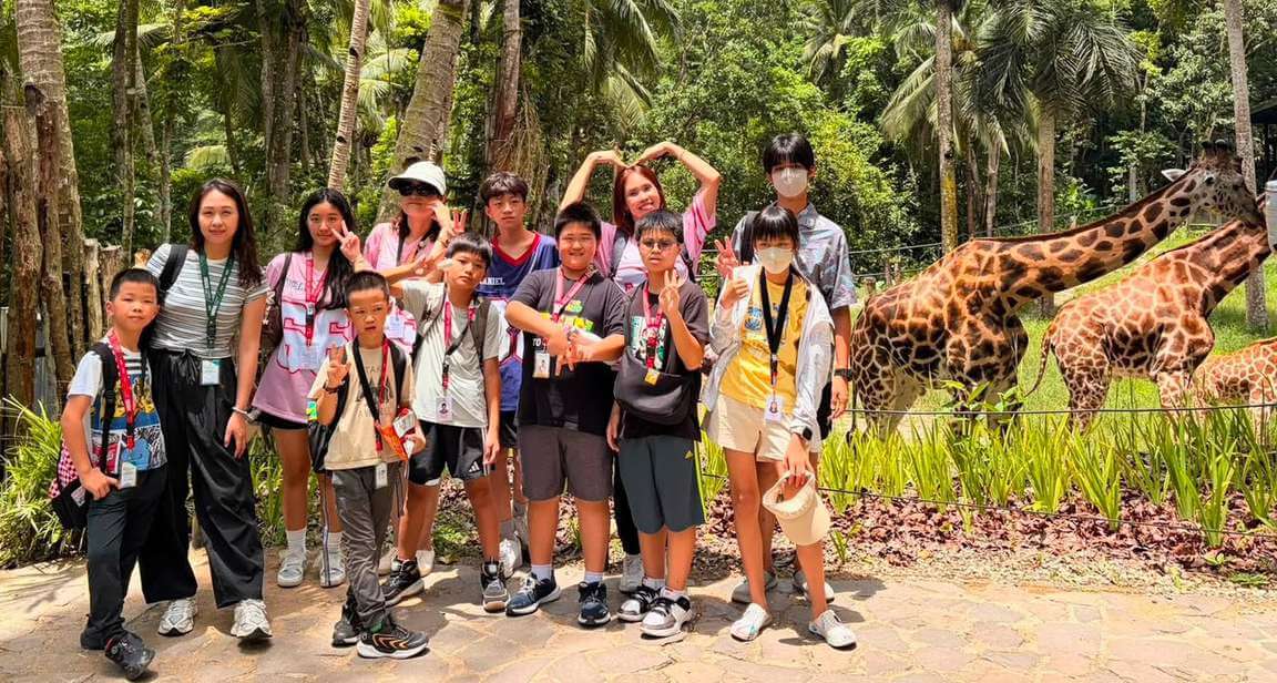 Cebu Safari 宿霧野生動物園長頸鹿區大合照(往年營隊)