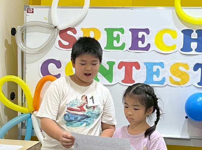 學生在 SPEECH CONTEST 布置前上台發表(往年營隊)