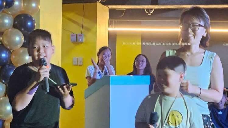 才藝大賽:學生拿麥克風上台表演(往年營隊)
