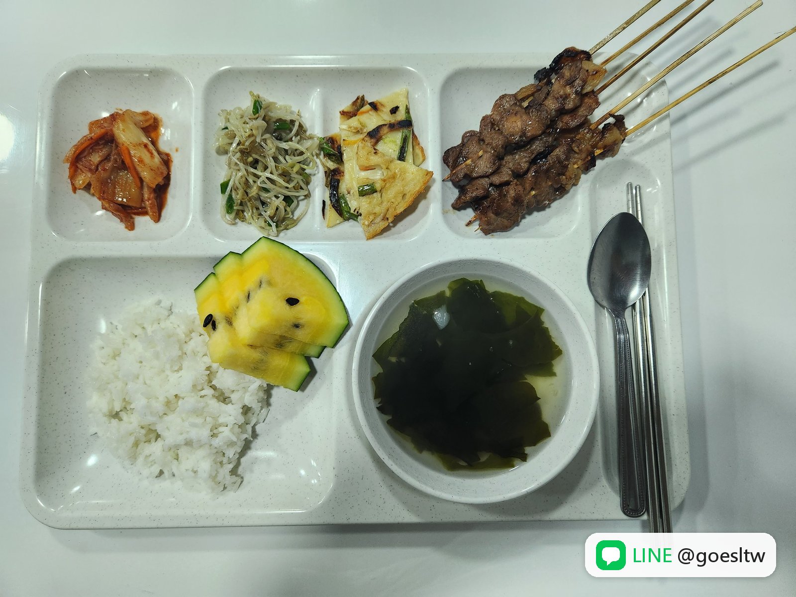 PIA 餐廳的午餐:烤肉串、煎餅與白飯