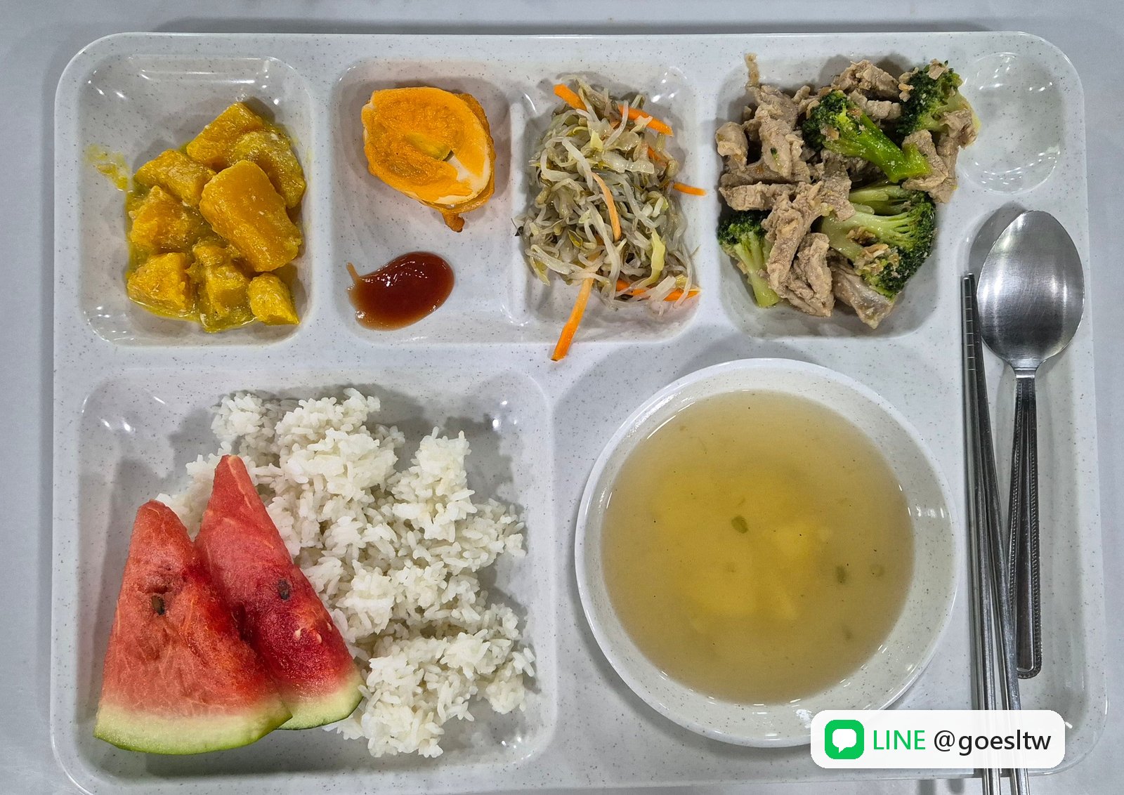 PIA 餐廳的晚餐:肉片炒花椰菜與白飯