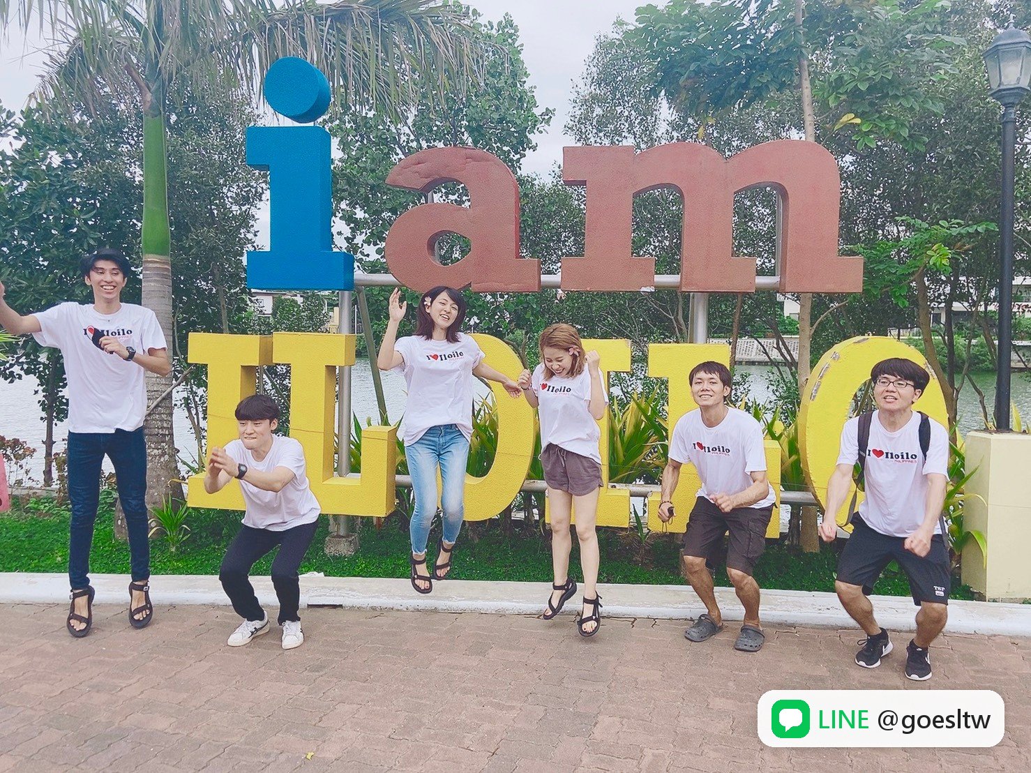 WE Academy 學生在 I am ILOILO 地標前合照