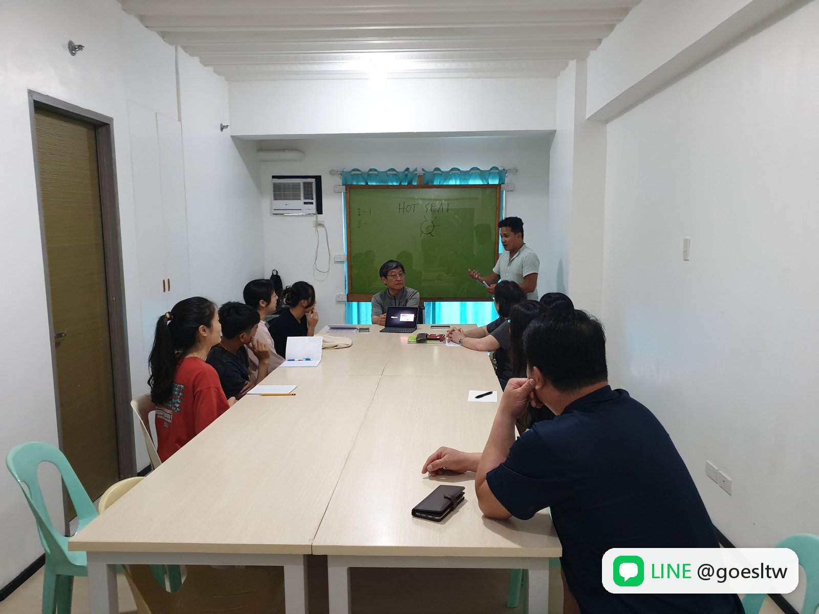 WE Academy 團體課:學生圍坐長桌上課