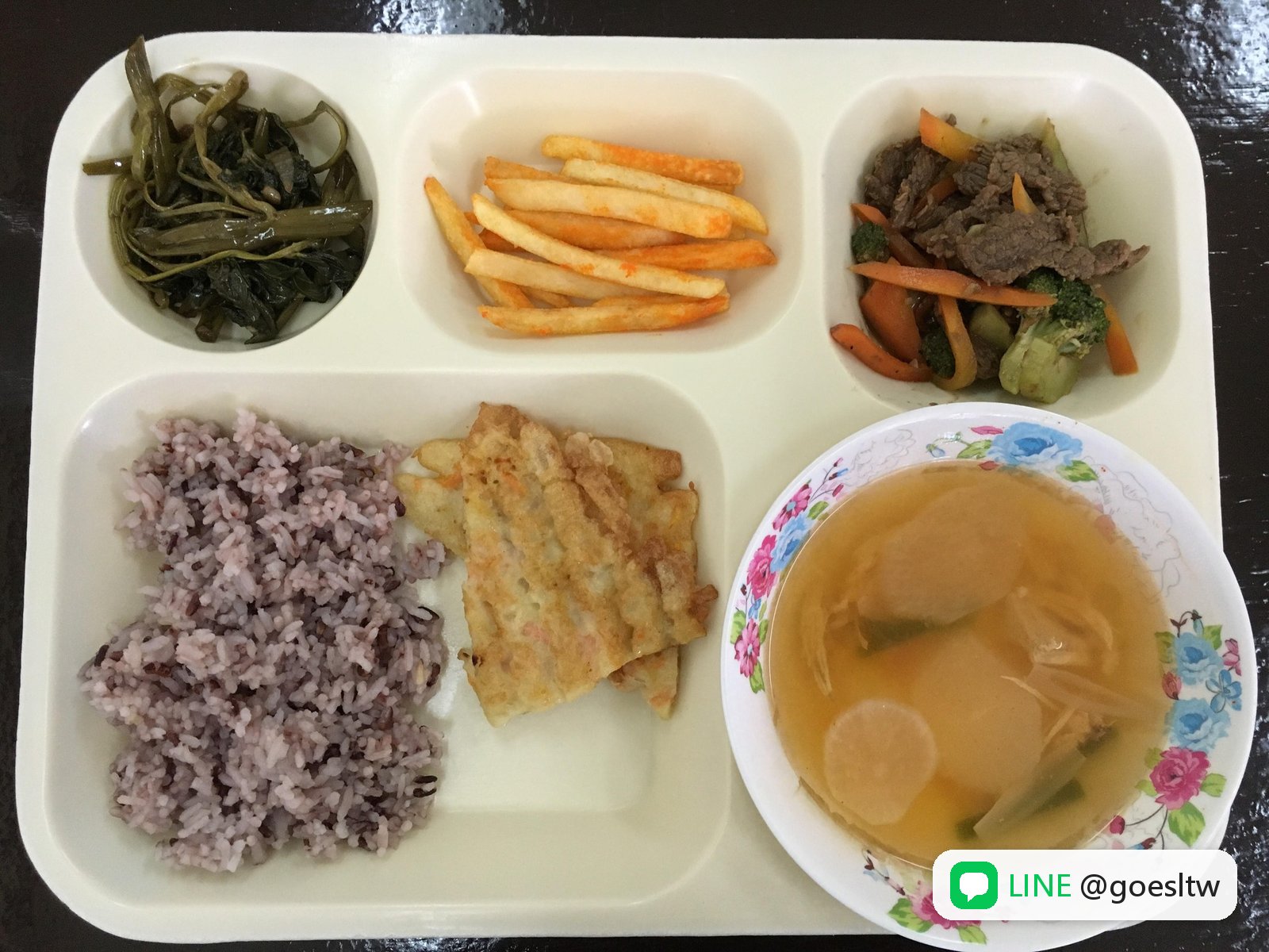 WE Academy 學校餐點:紫米飯配菜和湯