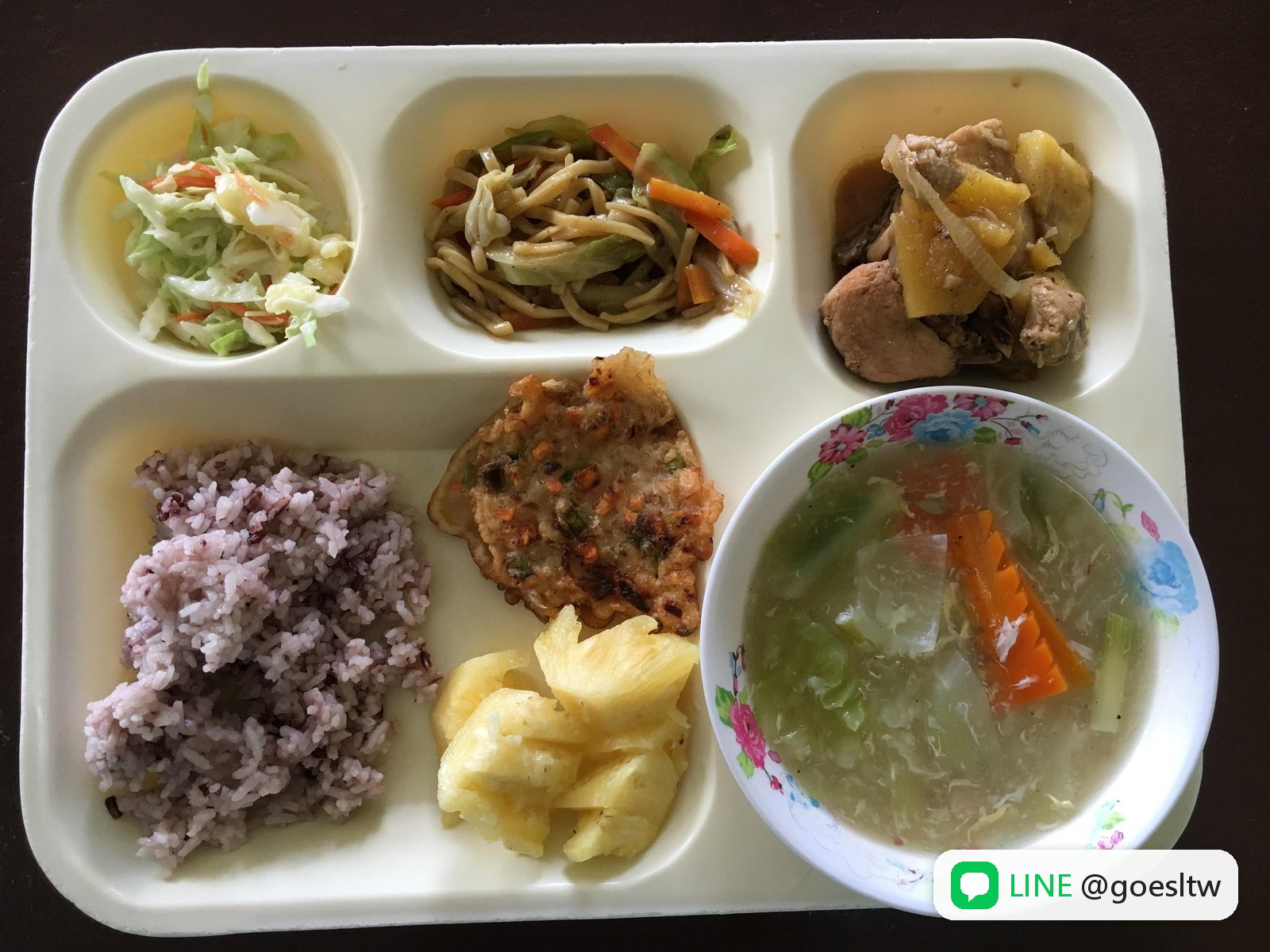 WE Academy 學校餐點:沙拉、炒菜和水果