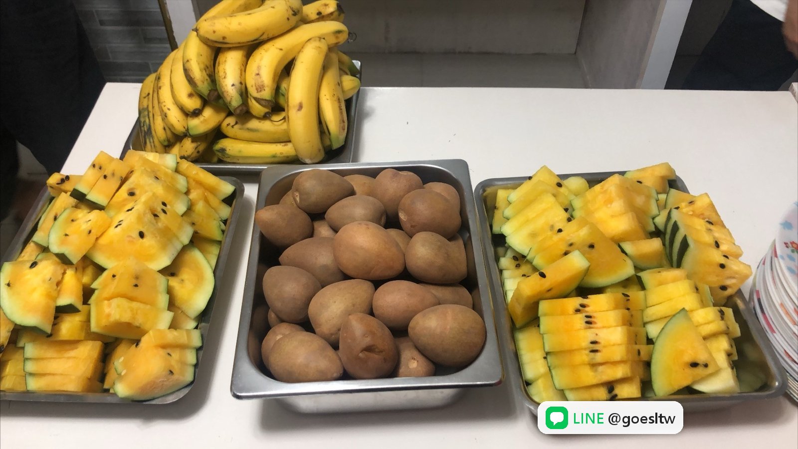 WE Academy 餐檯上的香蕉和切好的西瓜